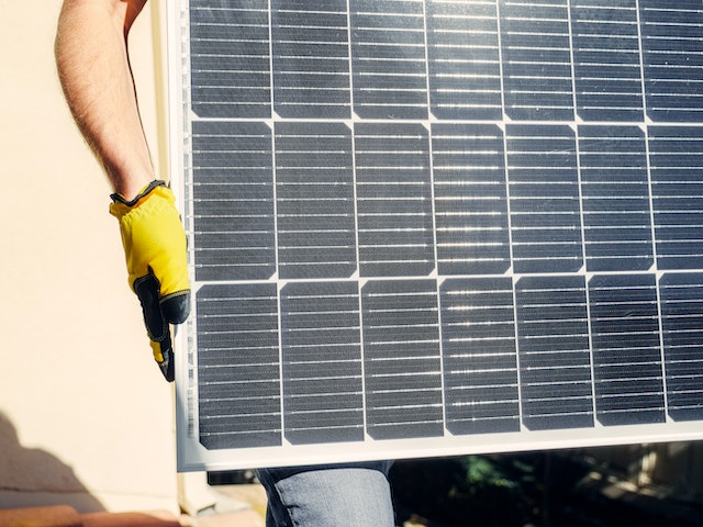 SolarPanel_in_Hand_640x480